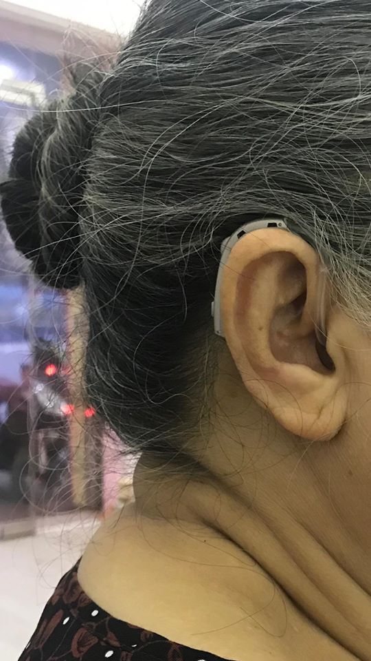 Hình ảnh khách hàng lớn tuổi đeo máy trợ thính Oticon công suất lớn