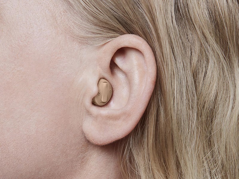 Khách hàng đeo máy trợ thính trong tai nhìn nghiêng