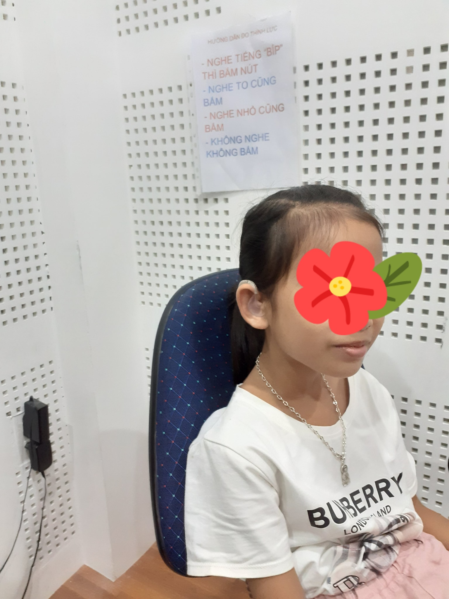 Hình ảnh khách hàng nhí 9 tuổi trải nghiệm sử dụng Máy trợ thính Oticon đeo sau tai